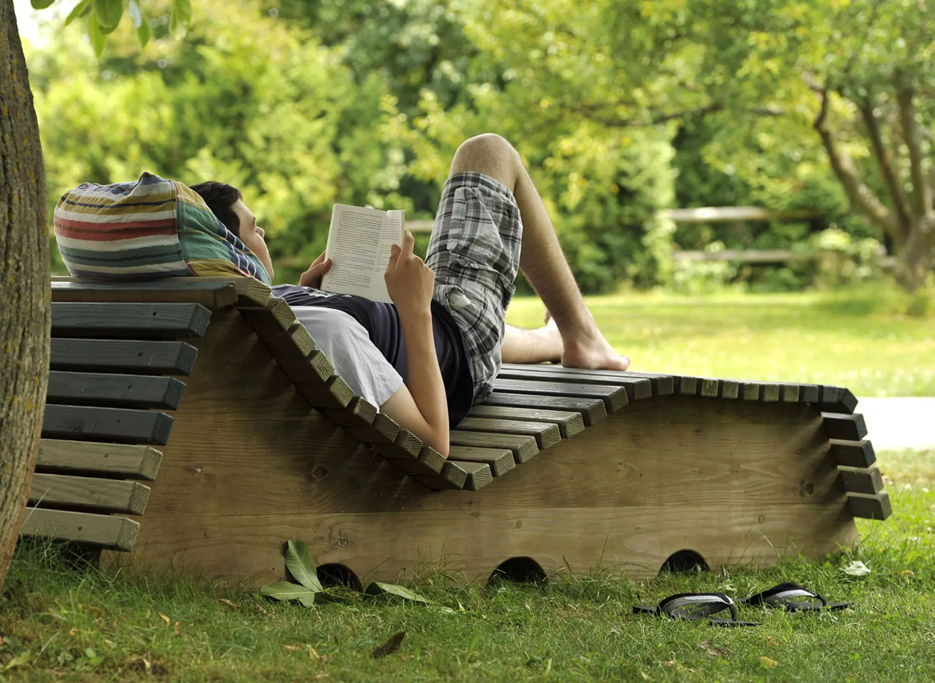 im Urlaub auf dem Bauernhof in Rheinland-Pfalz mit einem Buch im Garten entspannen
