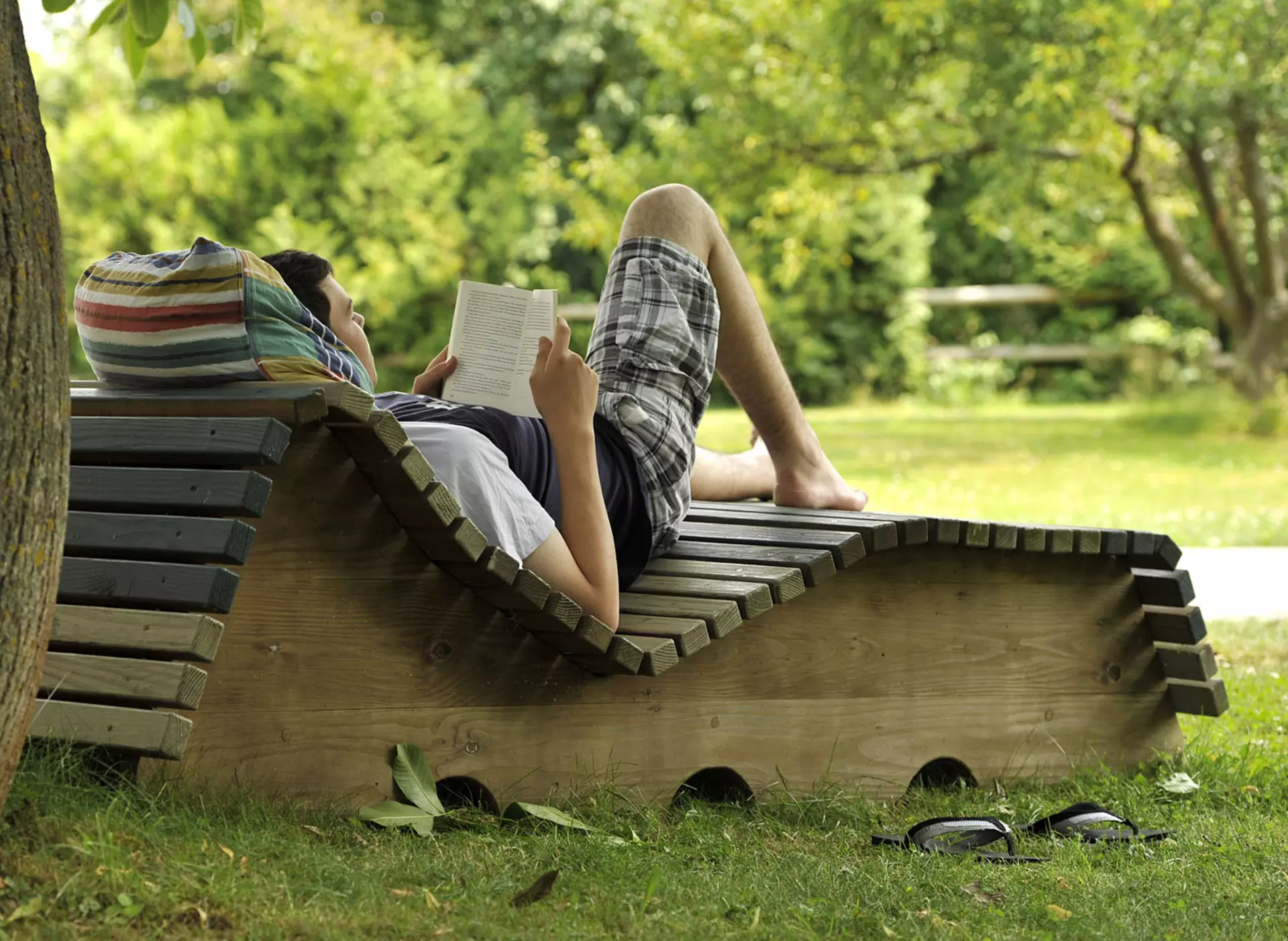 Im Garten ein Buch lesen - © Landsichten.de, Susanne Mölle im Urlaub auf dem Bauernhof in Rheinland-Pfalz mit einem Buch im Garten entspannen