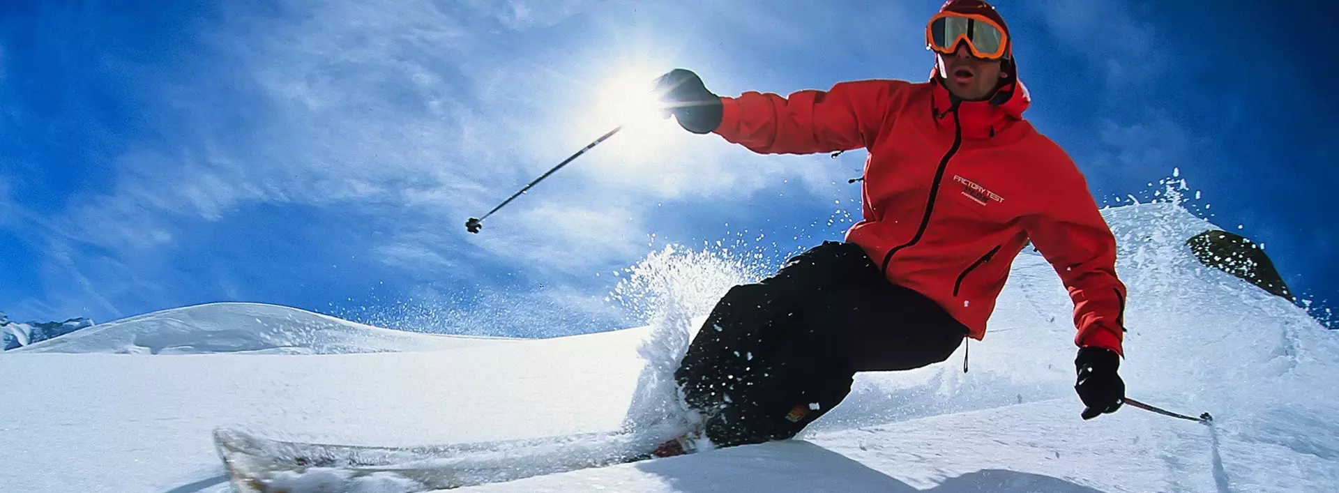 Skifahrer saust im Winterurlaub den Berg hinab