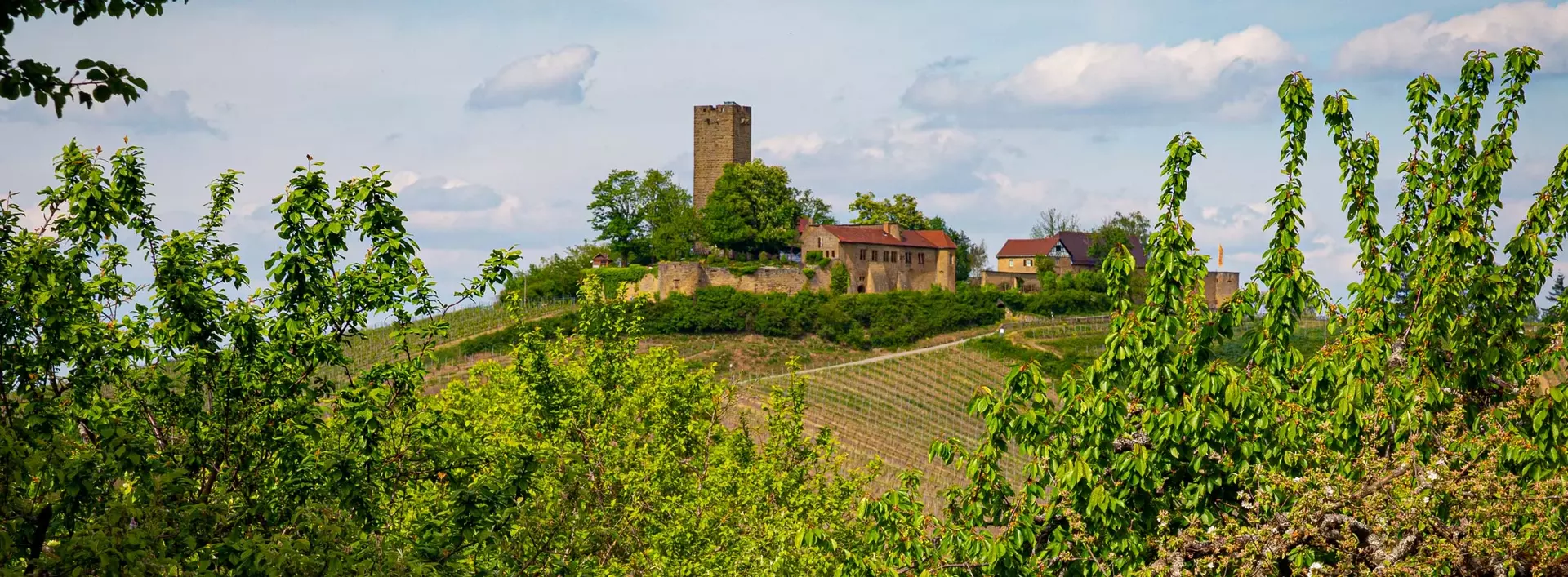 im Urlaub im Kraichgau einen Ausflug zur Burg Ravensburg in Sulzfeld machen und die Aussicht genießen