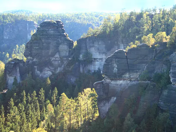 Elbsandsteingebirge, Blick auf markante Felsen