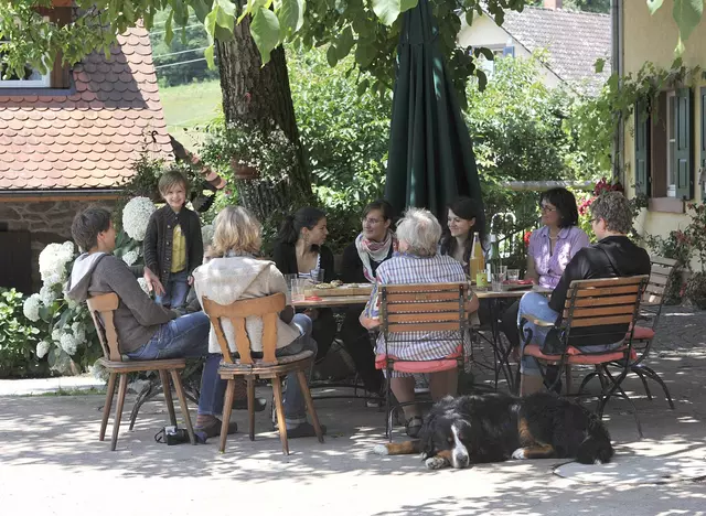 im Urlaub mit Hund auf dem Winzerhof einen Ausflug in eine Besenwirtschaft machen