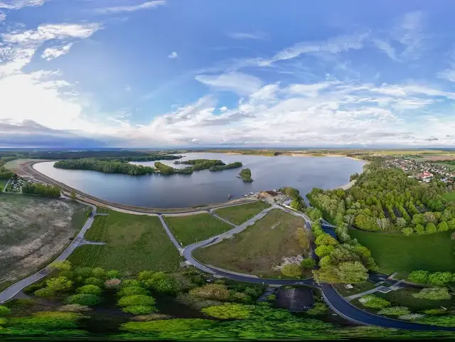 Luftaufnahme vom Knappensee im Lausitzer Seenland mit Wasser, Uferlandschaft und Natur