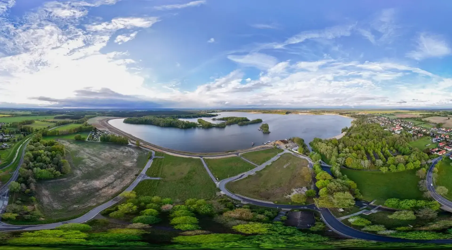 Luftaufnahme vom Knappensee im Lausitzer Seenland mit Wasser, Uferlandschaft und Natur