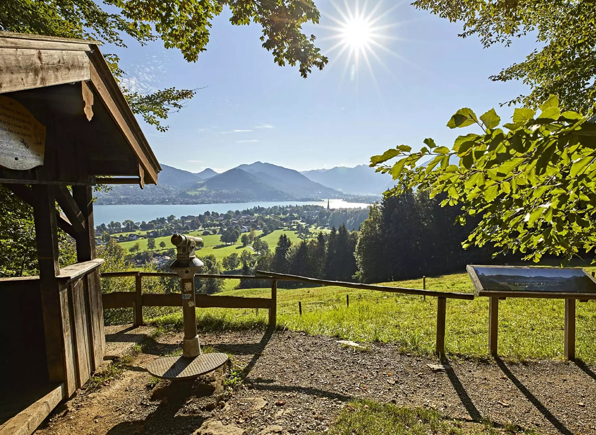 Ausblick zum Tegernsee - © www.bayern.by, Gert Krautbauer im Urlaub am Tegernsee eine Wanderung unternehmen und den Ausblick genießen