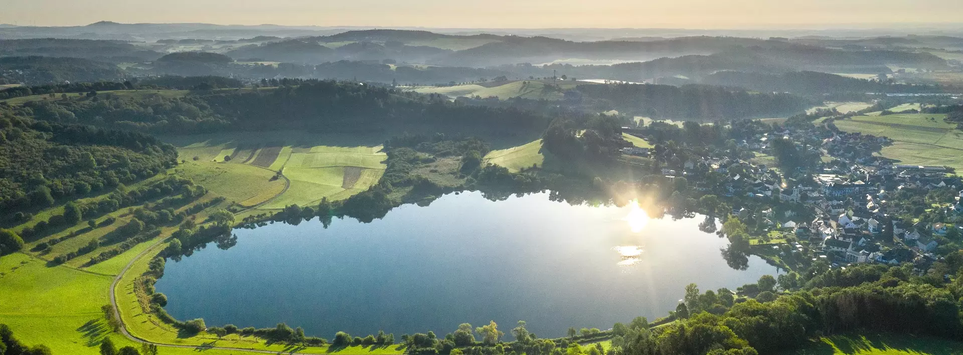 im Eifel Urlaub zum Schalkenmehrener Maar, das älteste der drei Dauner Maare, wandern und den Ausblick genießen