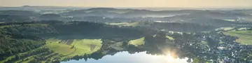 im Eifel Urlaub zum Schalkenmehrener Maar, das älteste der drei Dauner Maare, wandern und den Ausblick genießen