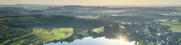 Blick auf das Schalkenmehrener Maar - © Rheinland-Pfalz Tourismus GmbH, Dominik Ketz im Eifel Urlaub zum Schalkenmehrener Maar, das älteste der drei Dauner Maare, wandern und den Ausblick genießen