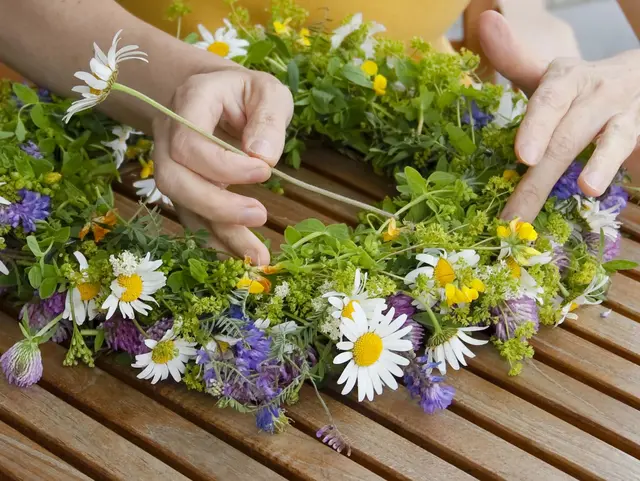 im Urlaub auf dem Kreativhof in Thüringen Wildblumen sammeln und einen Blütenkranz stecken