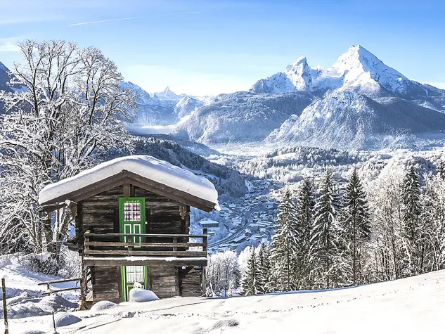 Urlaub in den Alpen - im Winter mit Freunden Urlaub in der Berghütte im Schnee