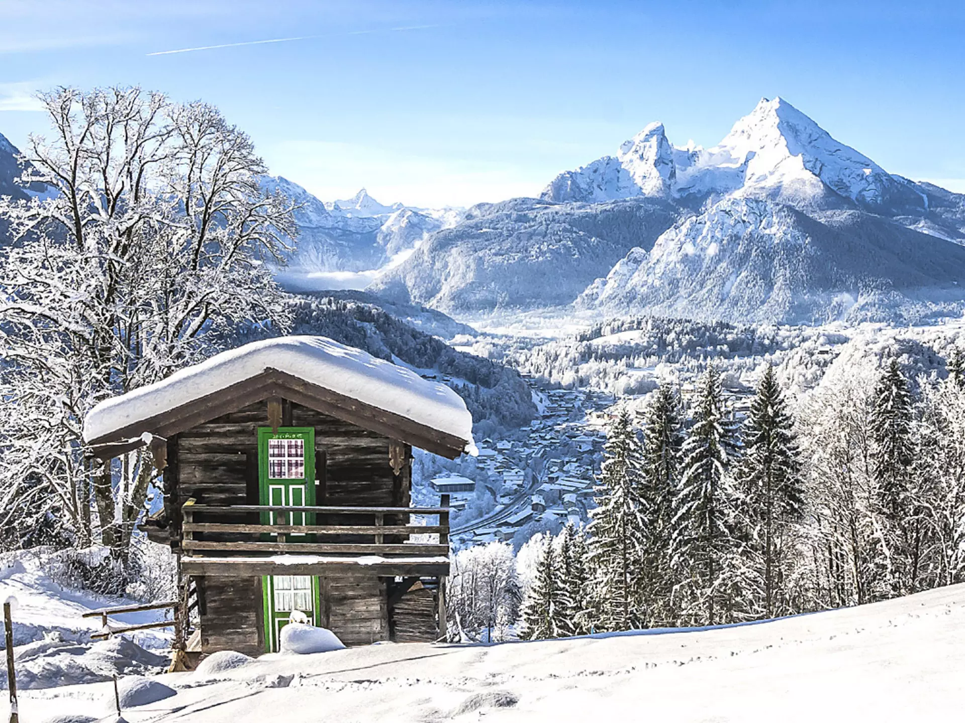Berghütte in den verschneiten Alpen - © istockphoto.com, bluejayphoto Urlaub in den Alpen - im Winter mit Freunden Urlaub in der Berghütte im Schnee