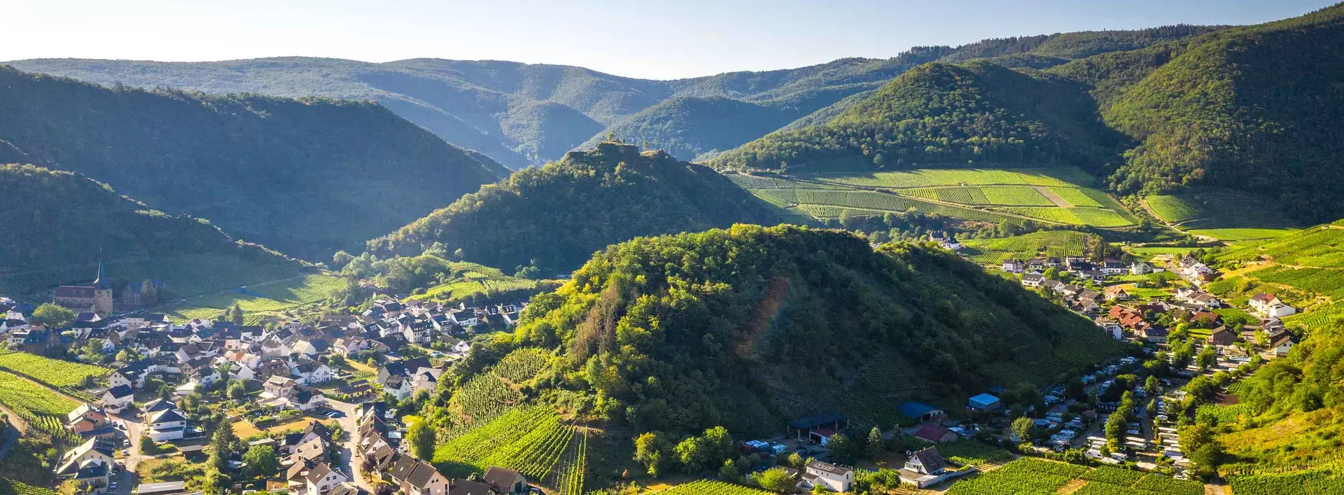 im Urlaub auf dem Weingut im Ahrtal Mayschoss am Rotweinwanderweg besuchen