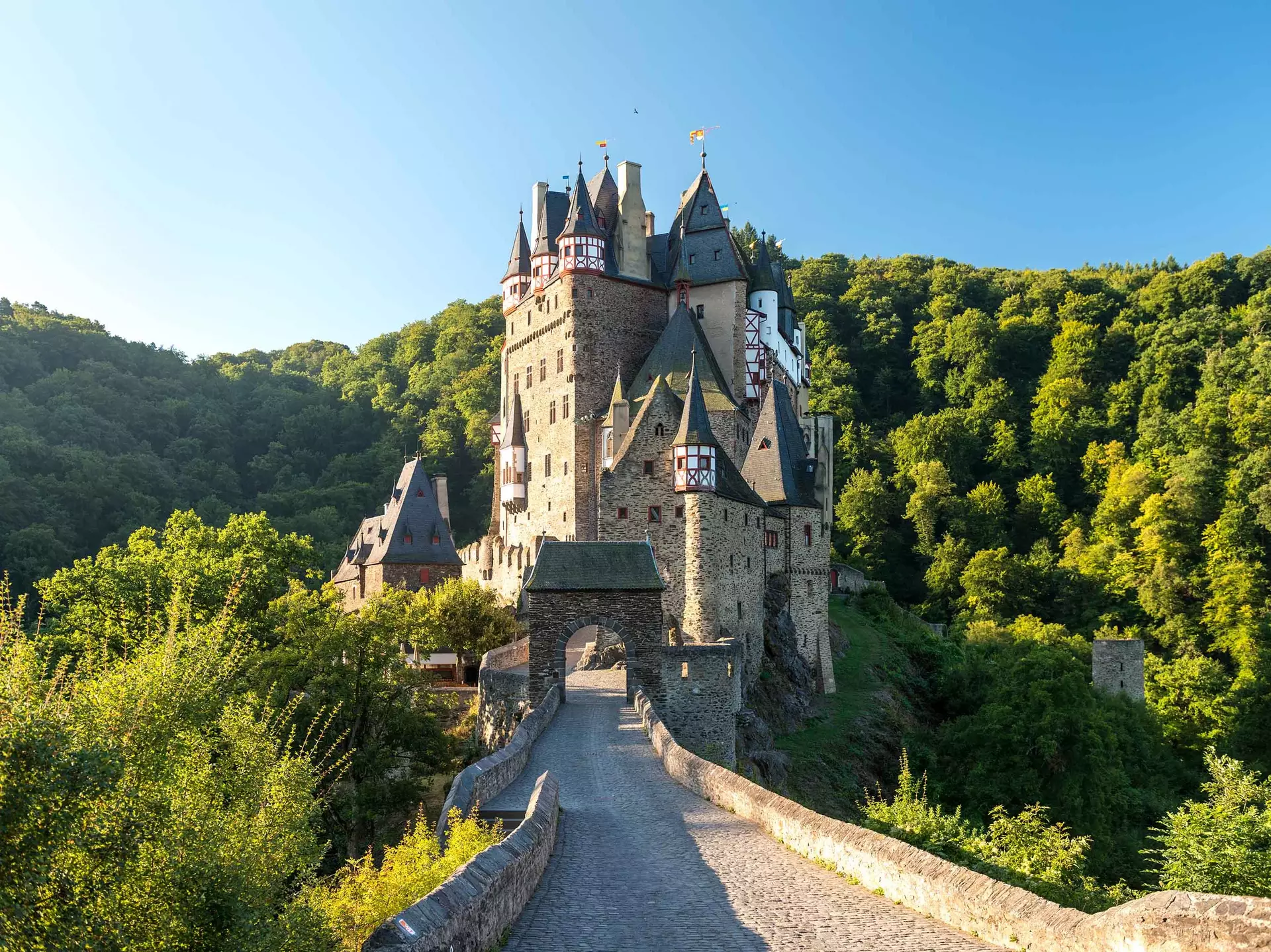 Burg Eltz in Münstermaifeld - © Dominik Ketz, Rheinland-Pfalz Tourismus GmbH im Urlaub an der Mosel die Burg Eltz, eine der bekanntesten Burgen Deutschlands besuchen