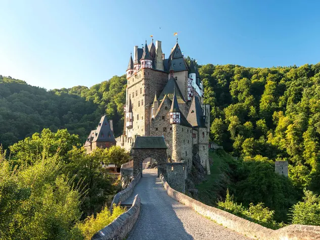 im Urlaub an der Mosel die Burg Eltz, eine der bekanntesten Burgen Deutschlands besuchen