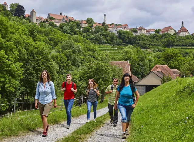 im Wanderurlaub im Taubertal auf dem Panoramaweg Taubertag bei Rothenburg ob der Tauber herrliche Ausblicke genießen
