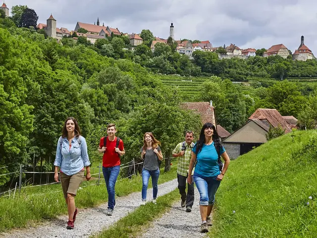 Wandern auf dem Panoramaweg Taubertal - © Tourismusverband Liebliches Taubertal e.V., Peter Frischmuth im Wanderurlaub im Taubertal auf dem Panoramaweg Taubertag bei Rothenburg ob der Tauber herrliche Ausblicke genießen