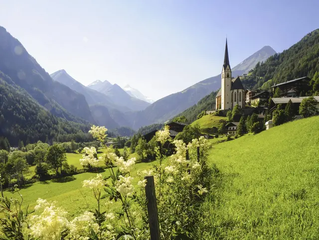 Heiligenblut am Großglockner – Urlaub auf dem Land in Kärnten - © visualpower, AdobeStock Wallfahrtskirche St. Vinzenz in Heiligenblut in Kärnten vor der Bergkulisse des Großglockners – Urlaub auf dem Land in Österreich.