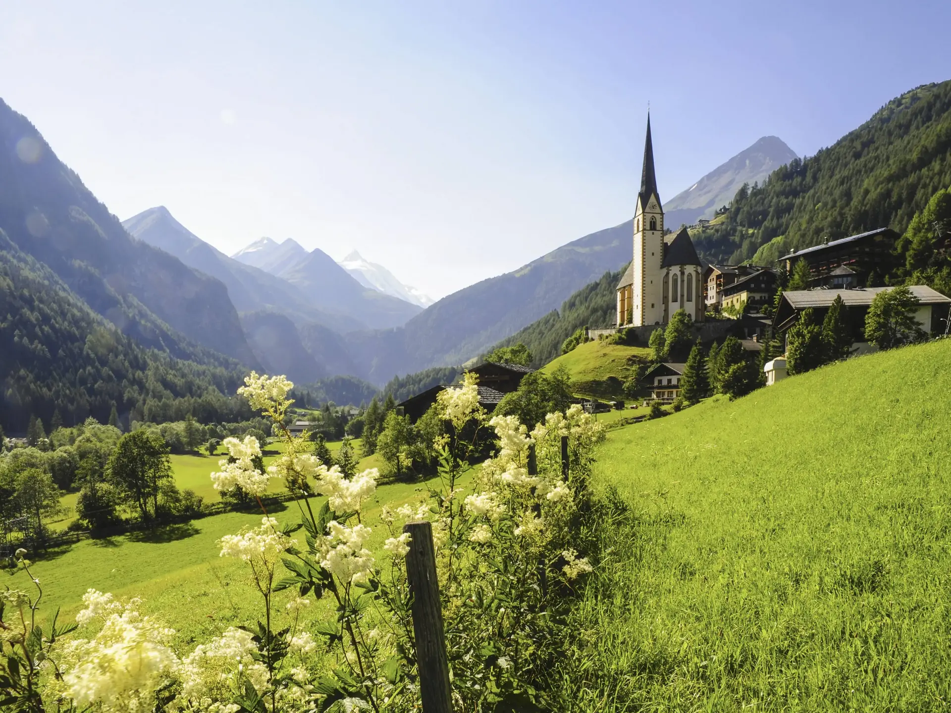 Heiligenblut am Großglockner – Urlaub auf dem Land in Kärnten - © visualpower, AdobeStock Wallfahrtskirche St. Vinzenz in Heiligenblut in Kärnten vor der Bergkulisse des Großglockners – Urlaub auf dem Land in Österreich.