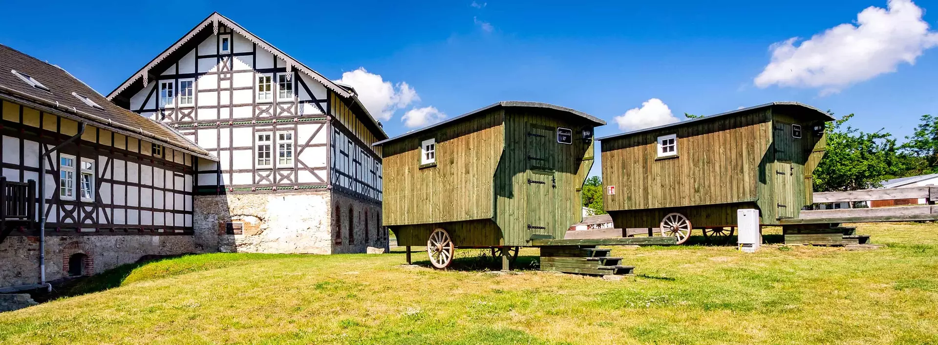 außergewöhnlich übernachten mit Kindern in Thüringen im Schäferwagen im Ferienhof Domäne Groschwitz bei Rudolstadt im Thüringer Wald