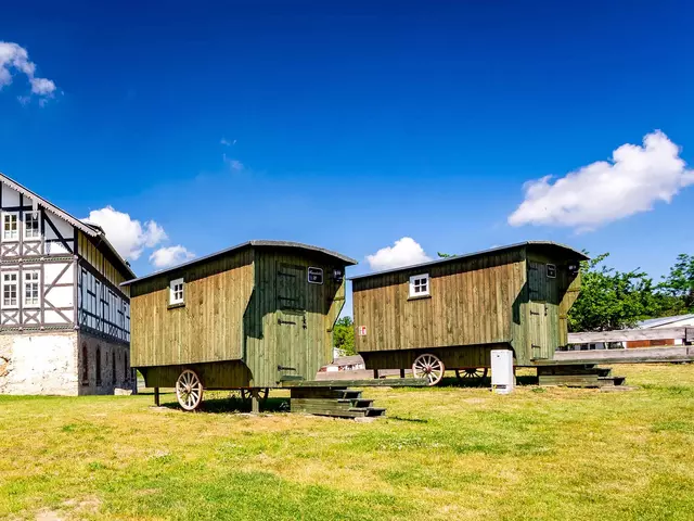 außergewöhnlich übernachten mit Kindern in Thüringen im Schäferwagen im Ferienhof Domäne Groschwitz bei Rudolstadt im Thüringer Wald