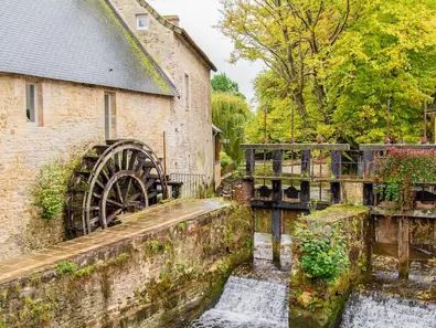 alte Mühle am Wasser 