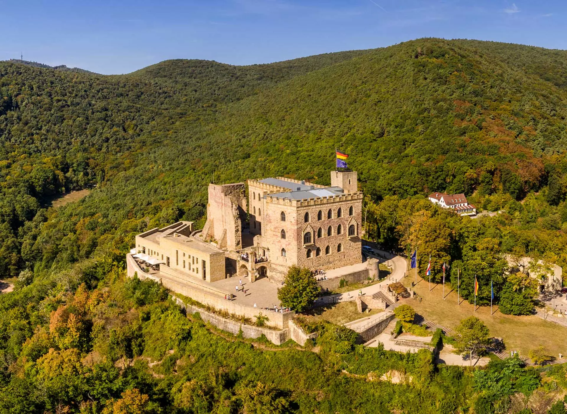 Schloss Hambach in Neustadt an der Weinstraße - © Rheinland-Pfalz Tourismus GmbH, Dominik Ketz im Urlaub auf dem Bauernhof in der Pfalz das Schloss Hambach bei Neustadt an der Weinstraße besuchen