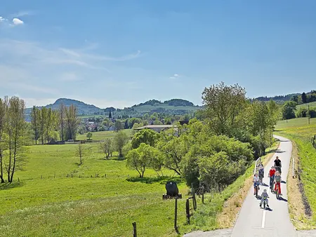 Mit dem Rad durch die Mittelgebirgslandschaft Rhön."