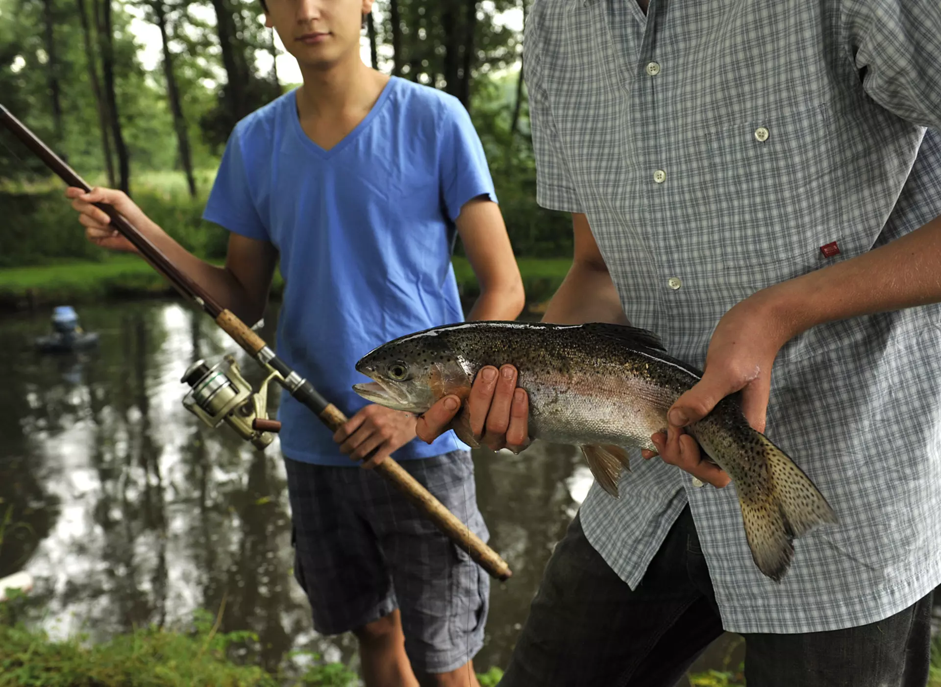 Bei einem Urlaub auf dem Fischerhof können Gäste an den Fischteichen angeln und regionalen Fisch kosten und kaufen.