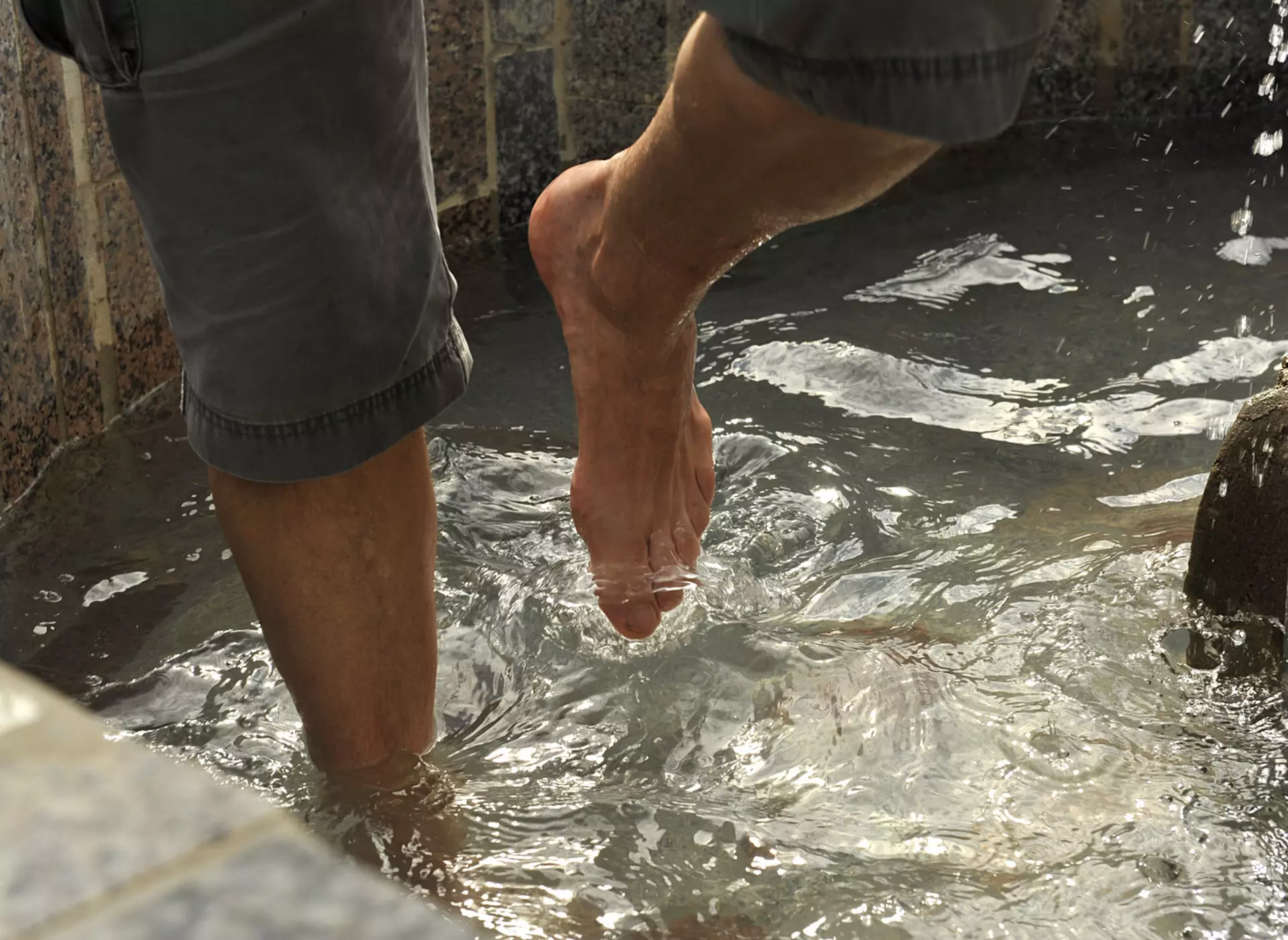 Wassertreten auf dem Kneipp-Ferienhof - © Landsichten.de, Susanne Mölle Wassertreten im Kneipp-Tretbecken auf dem Gesundheitshof in Thüringen erleben
