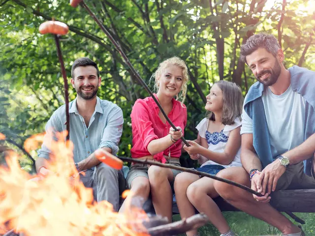 im Familineurlaub in Thüringen gemeinsam am Lagerfeuer sitzen und Stockbrot machen