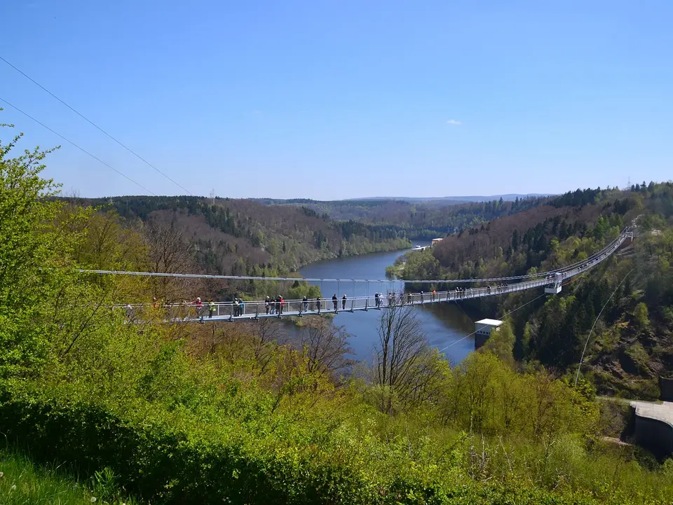 Hängebrücke an der Rappbode-Talsperre - © Harzer Tourismusverband, A. Lehmberg Bei einem Besuch an der Rappbode-Talsperre kann man die Natur bei einem Urlaub am Wasser auch aus der Vogelperspektive erleben.