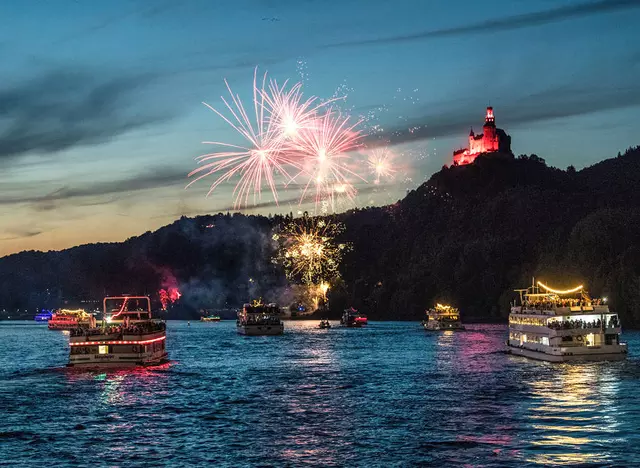 im Urlaub auf dem Weingut am Rhein eine Schifffahrt bei Rhein in Flammen machen 