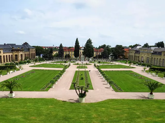 im Urlaub in der Welterberegion Wartburg Hainich die Orangerie mit Park in Gotha besichtigen
