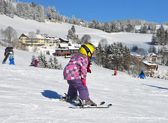 im Winterurlaub einen Skikurs für Anfänger und fortgeschrittene Skifahrer besuchen