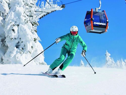 HochfichtWinterSkifahrerinAbfahrtSeilbahn_ Oberoesterreich Tourismus GmbH, Stefan Mayerhofer HochfichtWinterSkifahrerinAbfahrtSeilbahn_ Oberoesterreich Tourismus GmbH, Stefan Mayerhofer