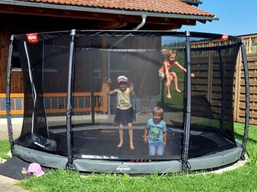 Spaß im Top Berg Trampolin