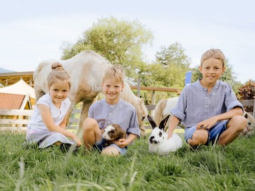 Zobelkinder mitTieren