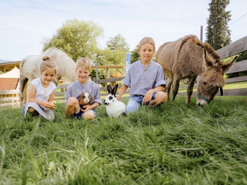 Zobelkinder mit Tieren
