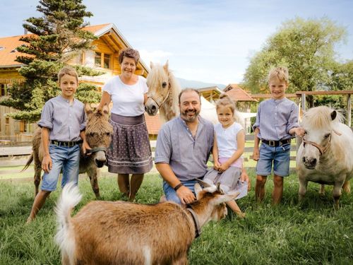 Familie Zobel mit Tieren