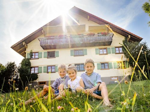 Kinder vor dem Haus
