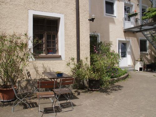 Sitzplatz vor Haus Emil Sitzplatz vor Haus Emil