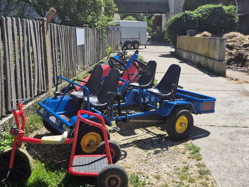 Die Go Karts warten auf Ihren Einsatz Die Go Karts warten auf Ihren Einsatz