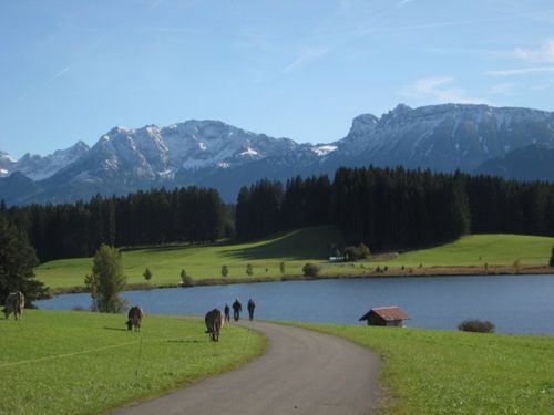 Wandern vor Bergkulisse