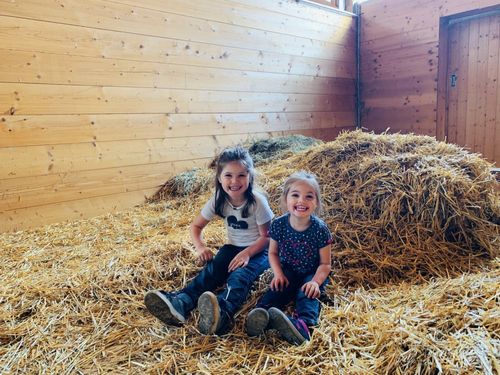 Kinder im Stroh