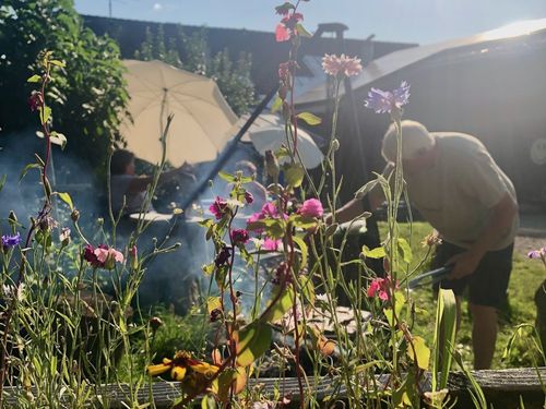 Geselliges Grillen an lauen Sommerabenden Geselliges Grillen an lauen Sommerabenden