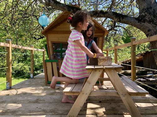 Spielspaß für die Kleinen am Baumhaus. Spielspaß für die Kleinen am Baumhaus.