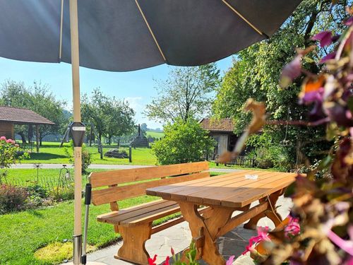 Sonniger Sitzplatz für unsere Gäste Sonniger Sitzplatz für unsere Gäste