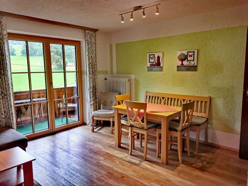 Gemütlicher Wohnraum mit Balkon Gemütlicher Wohnraum mit Balkon