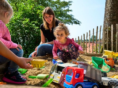 Spielen im Sandkasten Spielen im Sandkasten