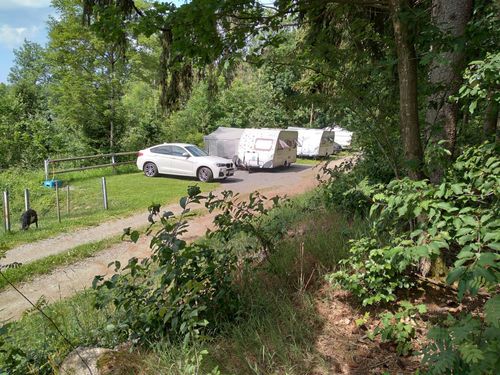 Camping mitten in der Natur am Wald Camping mitten in der Natur am Wald